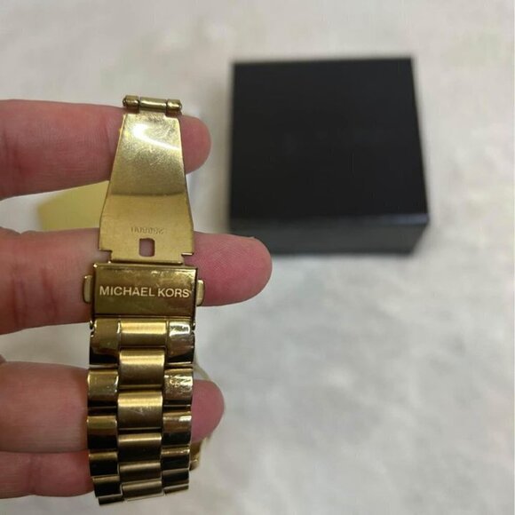 Michael KORS woman’s watch. Gold. Extra links included. Battery needs to be repl - Picture 5 of 9